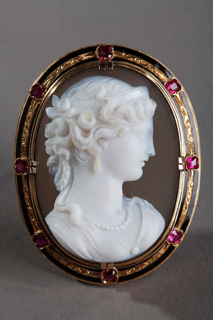 Important cameo mounted on a brooch